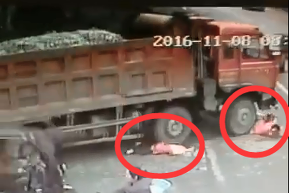 视频：货车盲区！一家人被车轮碾压