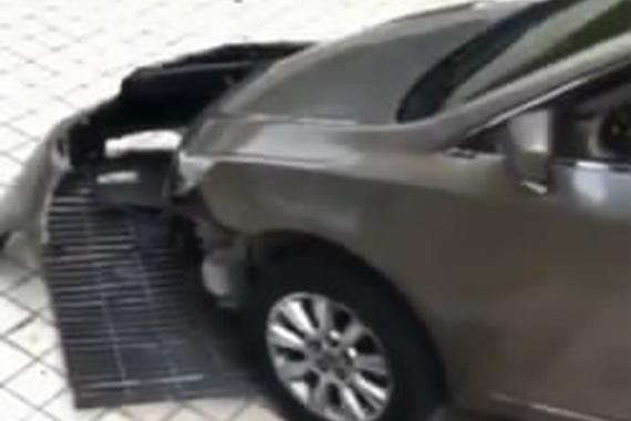 视频：“都市越野”！汽车爬坡很受伤