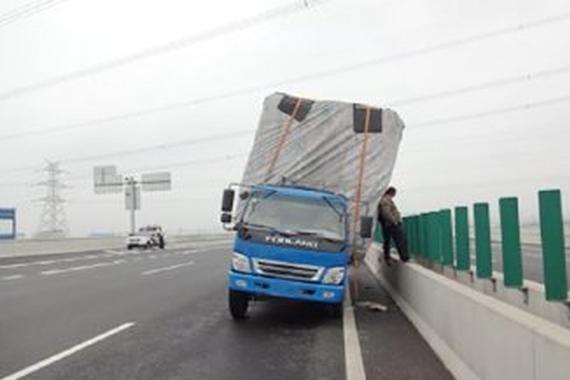 超载不合理 政府当从源头治车企需自律