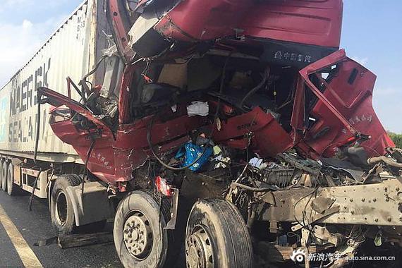 申城大雾S32申嘉湖高速多起追尾