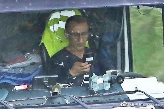 记者在高速上放摄影机 复查时全场静了下来