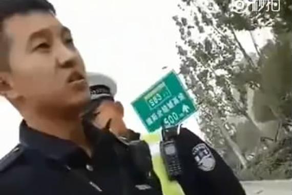 视频：河南两交警抢开罚单 马路中间斗嘴