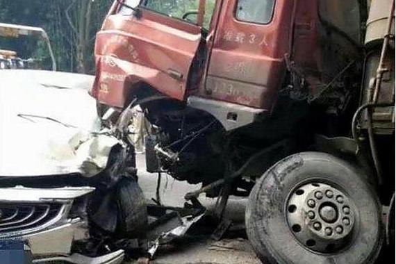 吉利博瑞和重载自卸车碰撞 猜猜结果