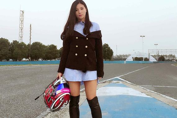 “跳水女神”何姿晒美照 手拎机车帽