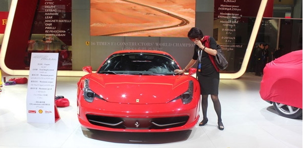 法拉利展台上看车的女子