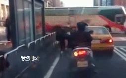 真的憋不住了!一美女马路上脱裤子尿尿