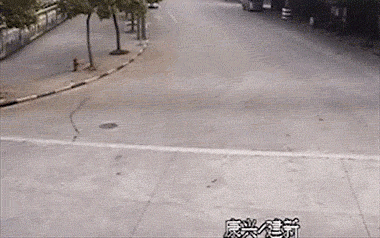 每日趣图|真的憋不住了!美女路上脱裤子尿尿