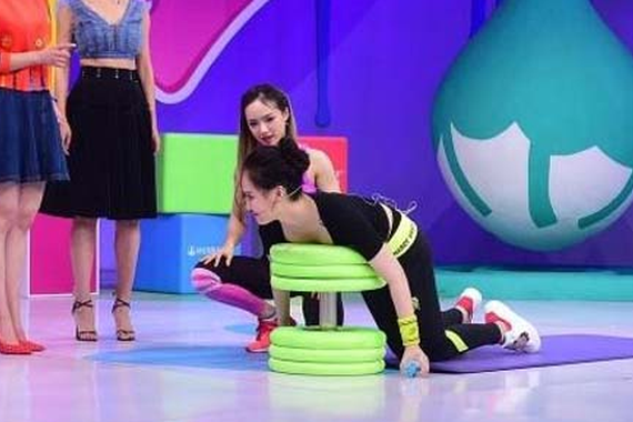 赵本山驱豪车车看望暴瘦70斤的女儿