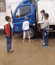 每日趣图|真的憋不住了!美女路上脱裤子尿尿