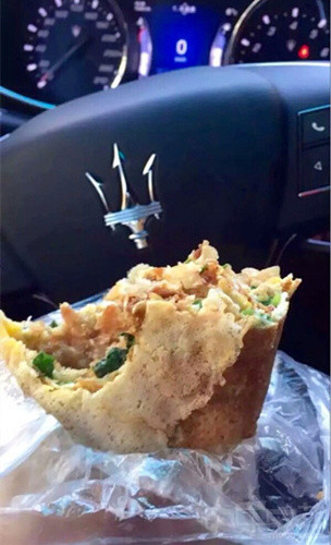 每日趣图|真的憋不住了!美女路上脱裤子尿尿