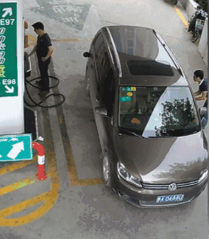 每日趣图|真的憋不住了!美女路上脱裤子尿尿