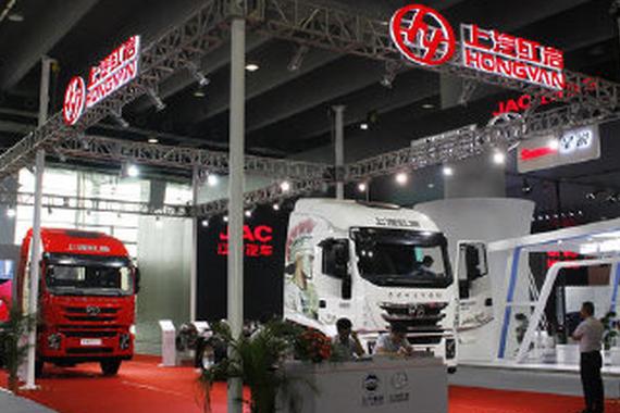 广州车展：红岩杰狮500系列牵引车亮相