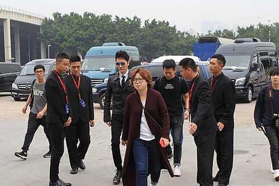 明星空降引爆车展 记者网红秒变追星族