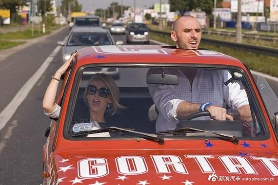 2米1的NBA球员 他专用座驾可以把头伸出去