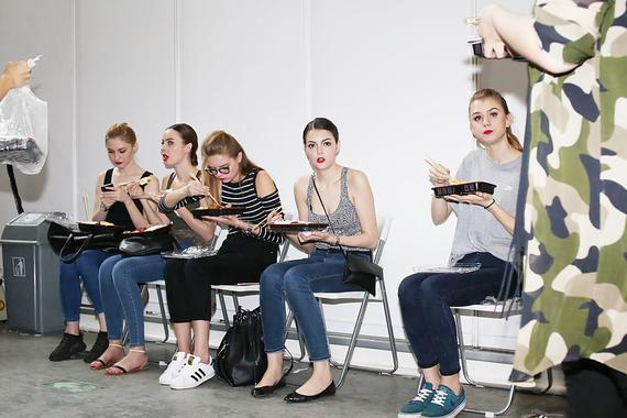 车模休息室竟然忘了关门~嘿哈