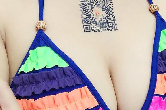 美女营销已成手段 扫码女郎成移动广告