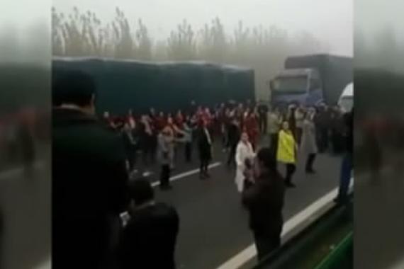 视频：高速路大雾堵车 大妈抱团跳广场舞
