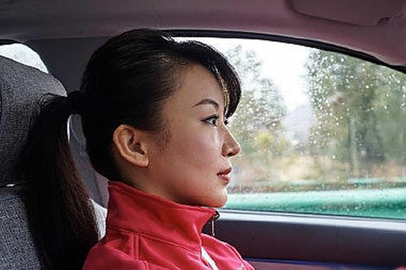 九球天后潘晓婷开车的状态很认真