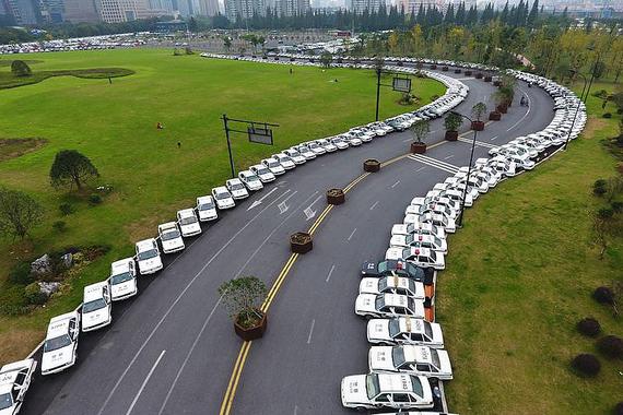 “最牛”C字路变身公车停车场