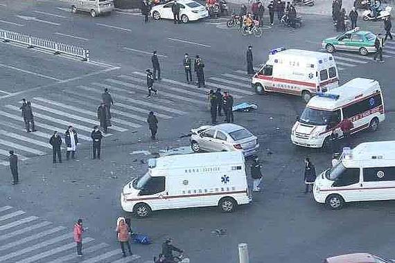 内蒙古中学门口严重车祸 肇事司机撞死多人自杀