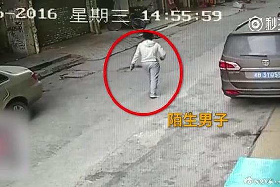 少女车旁被陌生男拉走 2小时发给家人8个字