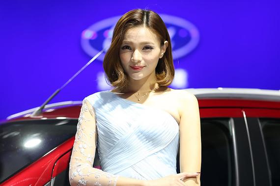 车展火药味十足 模特争相斗艳各种抚媚撩人