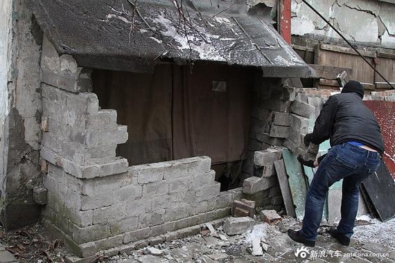 男子误撞老家墙壁发现暗藏玄机