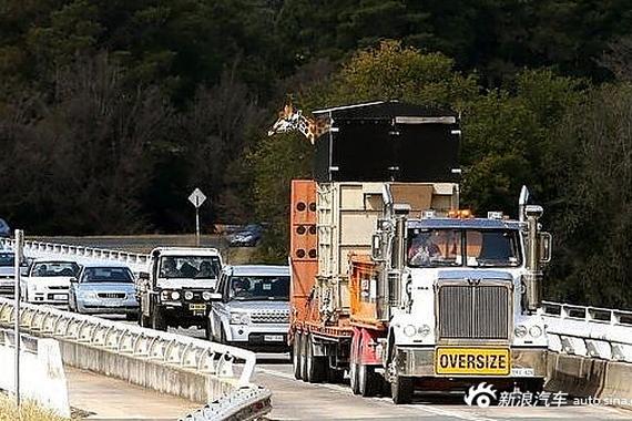 车厢里运载的货物让路人纷纷掏出相机