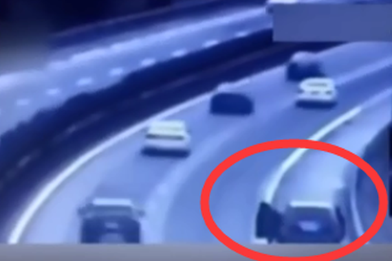 视频：夫妻高速路停车换座位 遭客车碾过