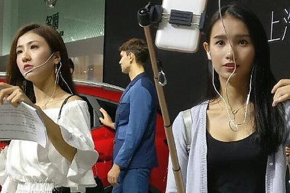 一大波网红美眉在撅起！现场直播车展实况