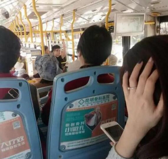 每日趣图|美女公交不许脱裤子,竟然还是内裤?