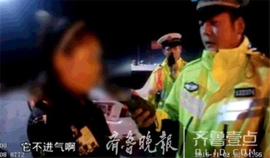 女司机酒驾被查 脱光上衣往民警身上扑