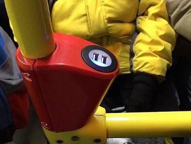 每日趣图|美女公交不许脱裤子,竟然还是内裤?