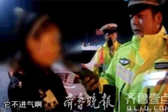 女司机酒驾被查 脱光上衣往民警身上扑