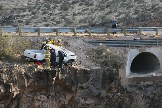 卡车不小心冲出桥面 吓得魂都丢了
