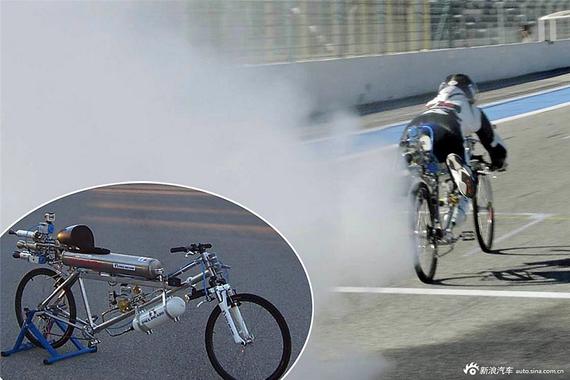 小伙发明特殊自行车完爆法拉利