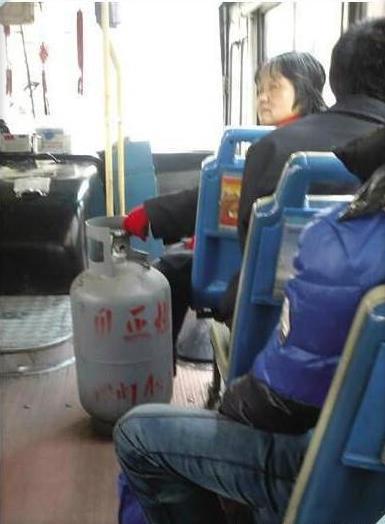 每日趣图|美女公交不许脱裤子,竟然还是内裤?