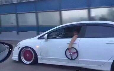 每日趣图|美女公交不许脱裤子,竟然还是内裤?