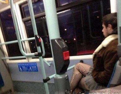 每日趣图|美女公交不许脱裤子,竟然还是内裤?