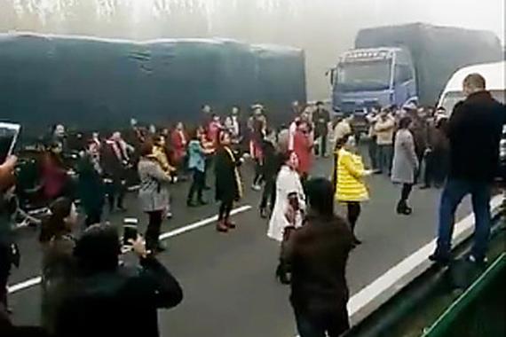 大雾堵车大妈们在高速上跳起广场舞