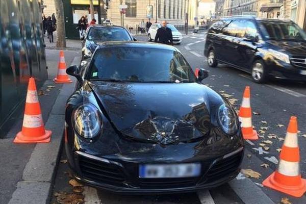 巴黎豪车乱停放 排爆队炸弹将其炸毁