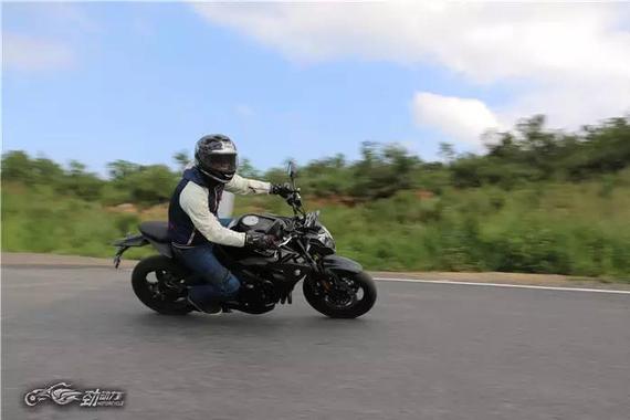 评测热门国产中量级街车春风400NK