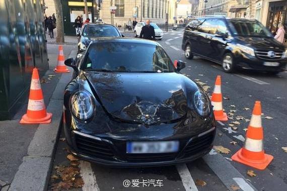巴黎豪车乱停放 排爆队炸弹将其炸毁