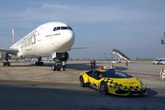 意大利机场430万的兰博基尼超跑当地勤车