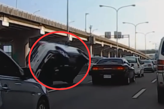 视频：汽车玩“亲嘴”！这样翻车能怪谁