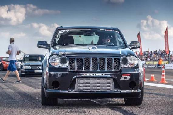 吉普大切诺基挑战各路跑车