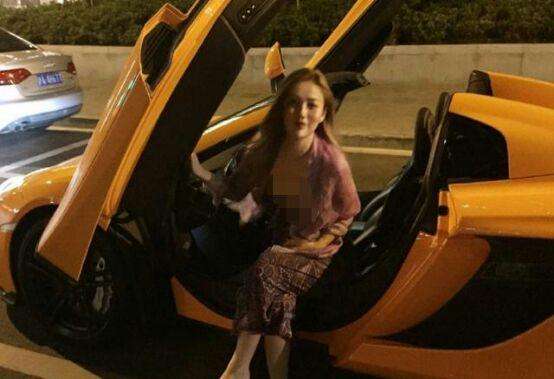 美女开百万跑车上下班 工作很