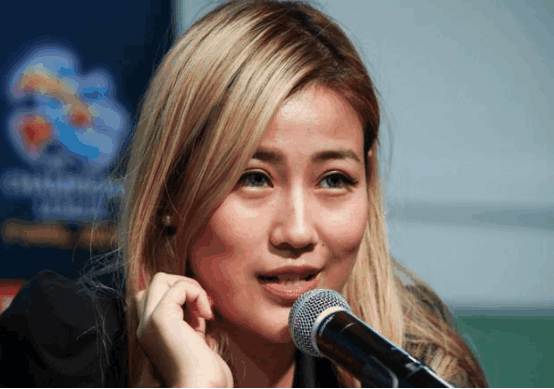 美女开百万跑车上下班 工作很