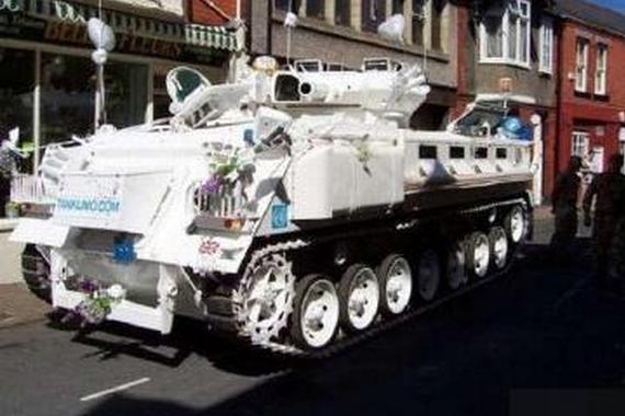 英伦新人在接新娘的路上引起了轰动