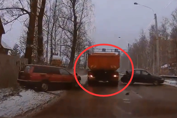 视频：路滑别溜车！大货车以一撞二